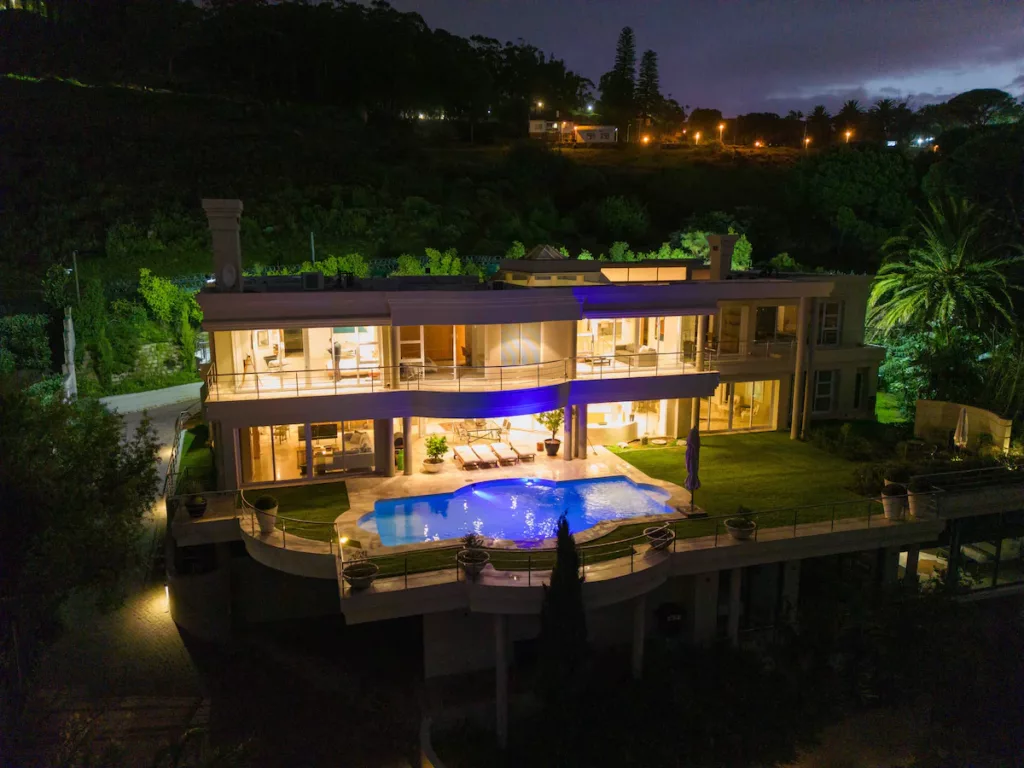 Entire Villa (10 sleeper) 5-bed 5-bath in Higgovale Camps Bay