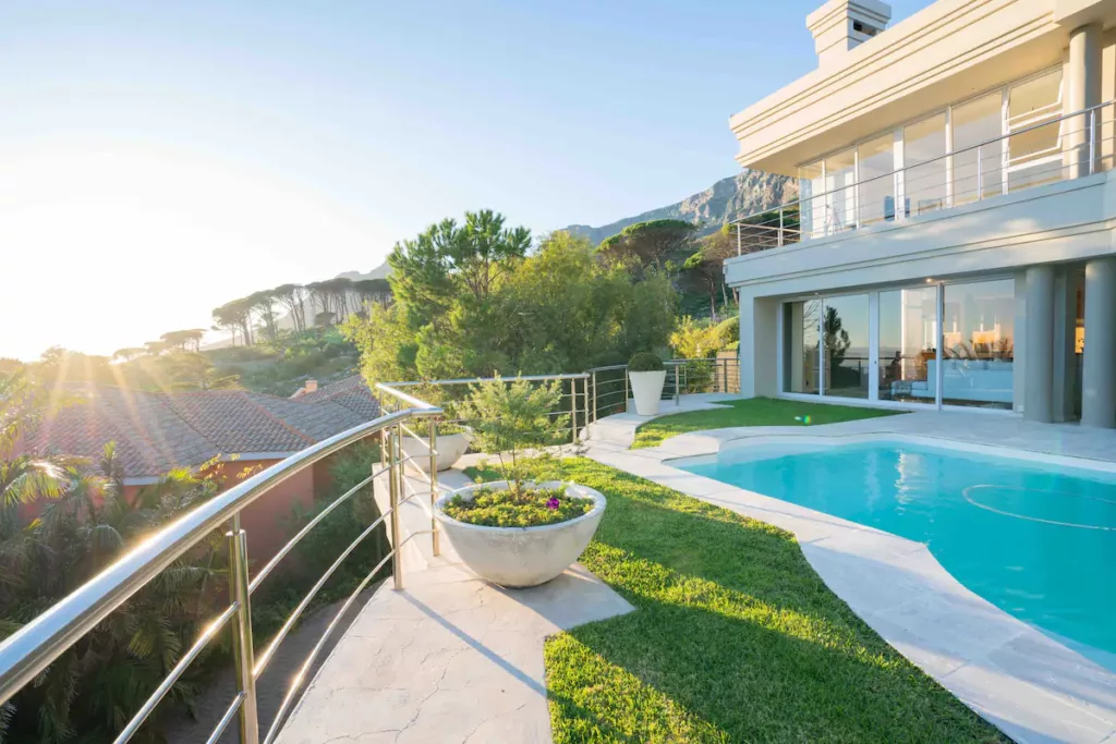 Entire Villa (10 sleeper) 5-bed 5-bath in Higgovale Camps Bay