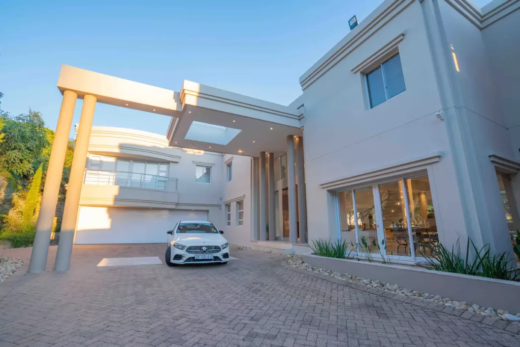 Entire Villa (10 sleeper) 5-bed 5-bath in Higgovale Camps Bay