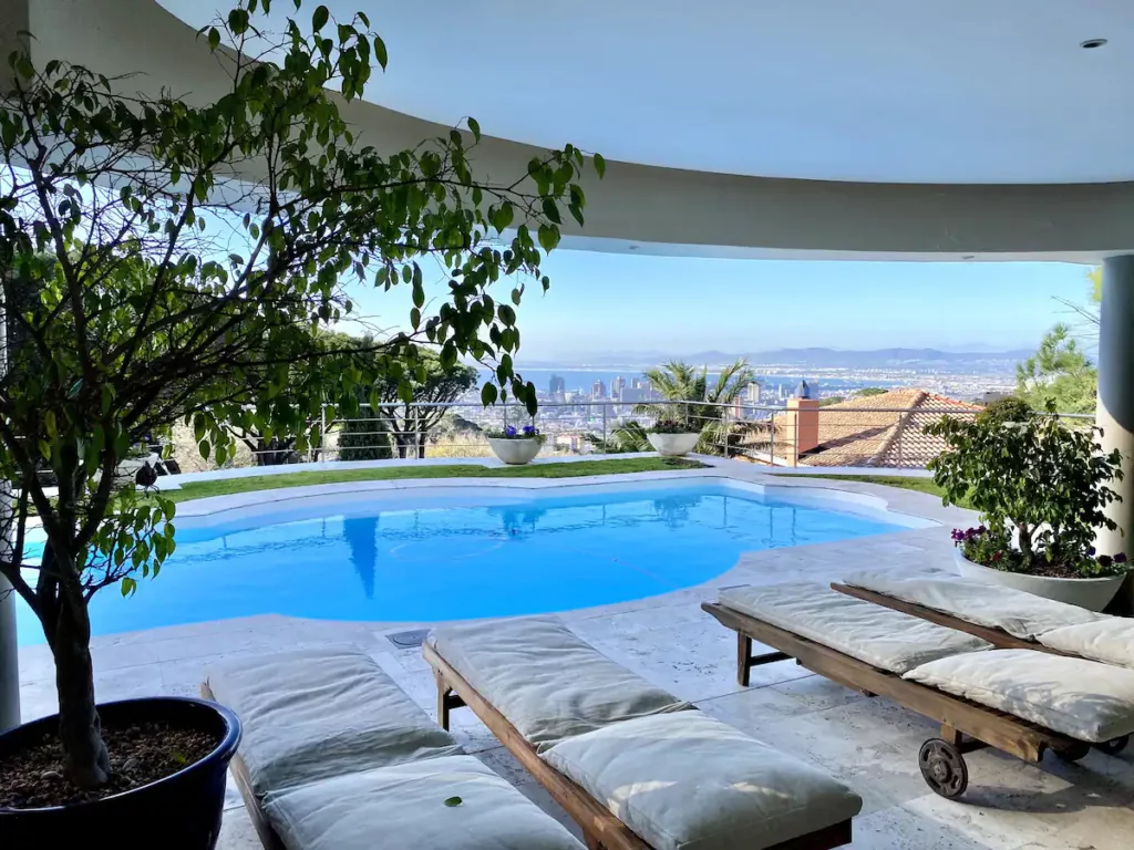 Entire Villa (10 sleeper) 5-bed 5-bath in Higgovale Camps Bay